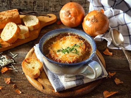 Печена лучена супа с кашкавал и запържени крутони - снимка на рецептата